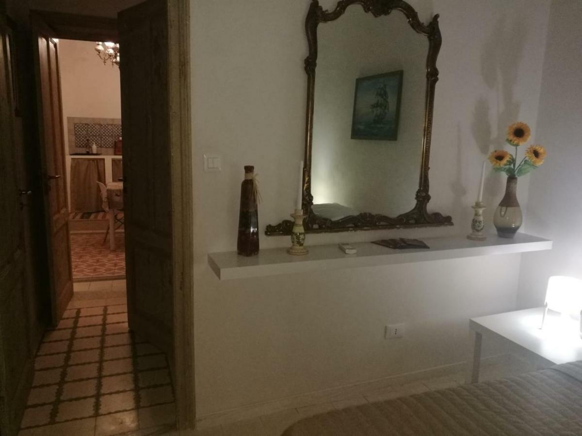 A Due Passi Dal Porto Apartment Trapani Bagian luar foto